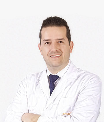 Retrato profesional del Dr. Camilo Álvarez Pineda, médico oftalmólogo en Vista Felices Torrevieja